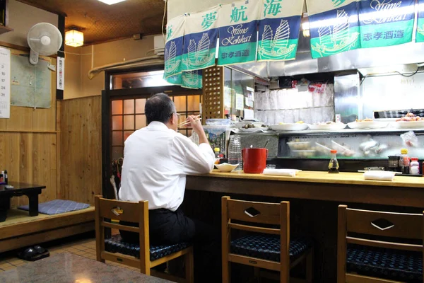 長崎の伝統的な居酒屋で食事を待っているお客様 2019年8月撮影 — ストック写真