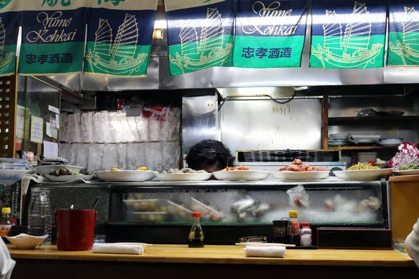 Gastheer Druk Bezig Met Het Bereiden Van Voedsel Traditionele Izakaya — Stockfoto