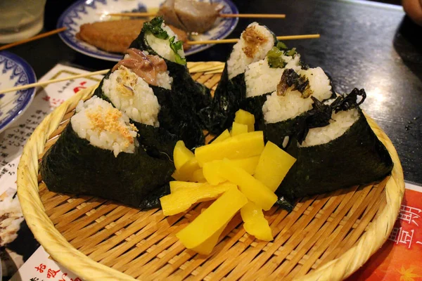 Πιάτο Γεμάτο Onigiri Ρύζι Μπάλα Και Μπύρα Στο Εστιατόριο Kaniya — Φωτογραφία Αρχείου