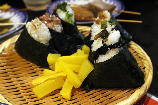 Πιάτο Γεμάτο Onigiri Ρύζι Μπάλα Και Μπύρα Στο Εστιατόριο Kaniya — Φωτογραφία Αρχείου
