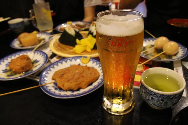 Copo Cerveja Super Seca Com Outros Alimentos Como Fundo Restaurante — Fotografia de Stock