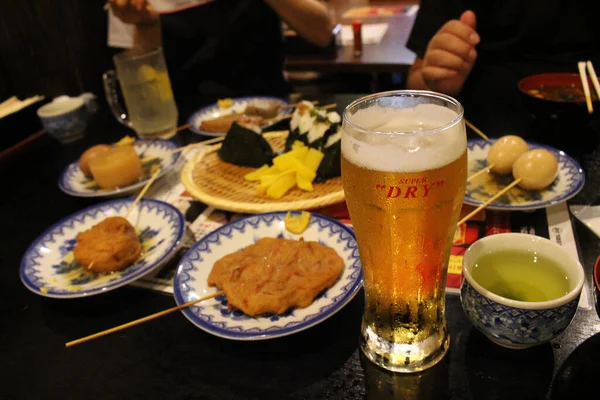 Copo Cerveja Super Seca Com Outros Alimentos Como Fundo Restaurante — Fotografia de Stock