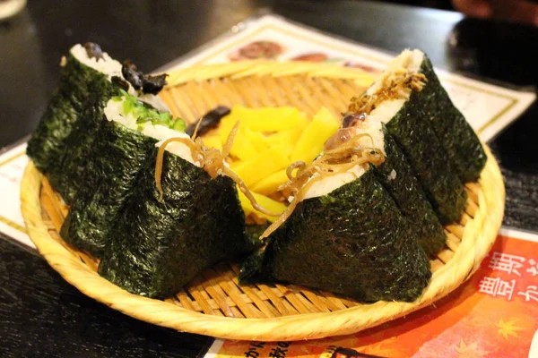 Teller Voll Mit Verschiedenen Onigiri Oder Reisschalen Und Bier Restaurant — Stockfoto