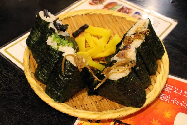 Teller Voll Mit Verschiedenen Onigiri Oder Reisschalen Und Bier Restaurant — Stockfoto