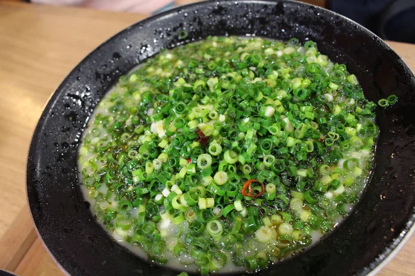 Bir Kase Domuz Etli Ramen Tonkotsu Dilimlenmiş Taze Soğan Kagoshima — Stok fotoğraf