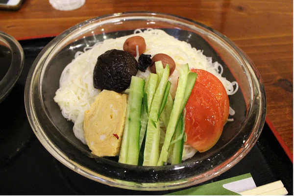 Japanische Vermicelli Mit Gurke Pflaume Und Tomate Auf Einem Teller — Stockfoto