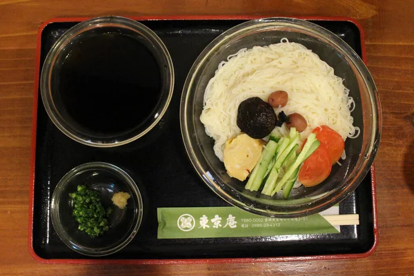 キュウリ トマトの和え物を宮崎の皿に盛り付ける — ストック写真