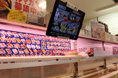 Suşi treni Nobeoka, Miyazaki, Japonya 'daki bir suşi dükkanında demiryolu boyunca ilerliyor..