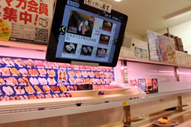 Suşi treni Nobeoka, Miyazaki, Japonya 'daki bir suşi dükkanında demiryolu boyunca ilerliyor..