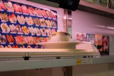 Suşi treni Nobeoka, Miyazaki, Japonya 'da bir suşi dükkanında yemek servisi yapıyor..