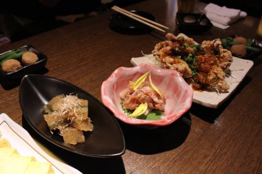 Kore yemek menüsü, ahtapottan kızarmış tavuğa, bir Japon izakaya 'sında.