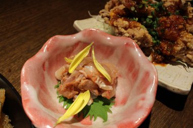 Balık yumurtası, deri ya da muhtemelen Japon izakayında servis edilen bir organ.