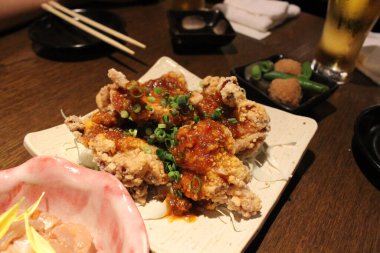 Japon restoranında servis edilen Kore usulü kızarmış tavuk.