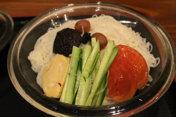 Japonské Vermicelli Vejcem Okurkou Švestkou Rajčaty Podávané Talíři Miyazaki — Stock fotografie