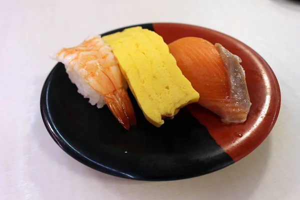 一套鳗鱼寿司 虾或大虾 鱼和蛋的黑鬼寿司 — 图库照片
