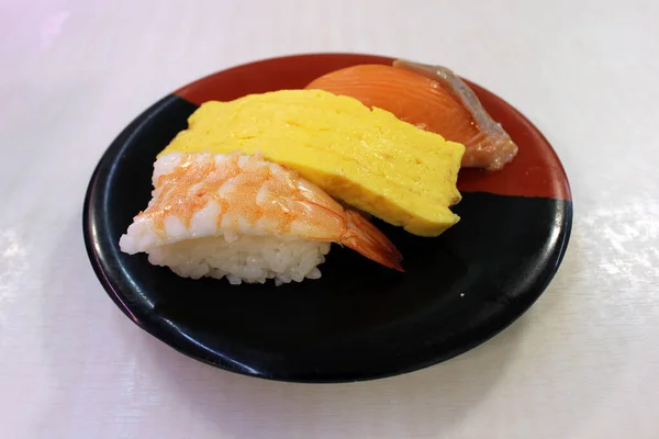 虾或对虾 鱼和蛋的黑鱼寿司的特写图片 — 图库照片