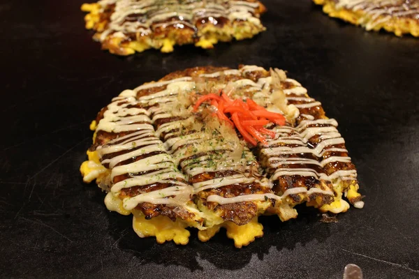 Okonomiyaki Chamada Pizza Japonesa Está Sendo Cozida Panela Teppan — Fotografia de Stock