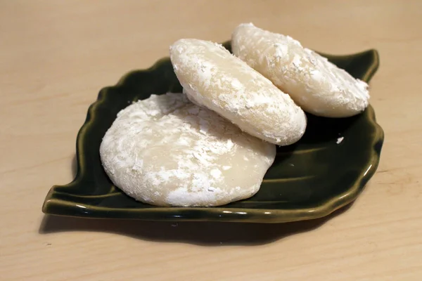 Placa Contém Três Pães Moch Planície Japonesa — Fotografia de Stock