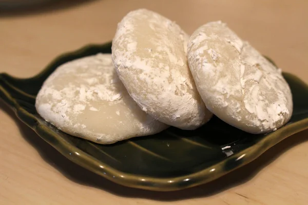 Tři Housky Japonského Mochi Černém Talíři — Stock fotografie