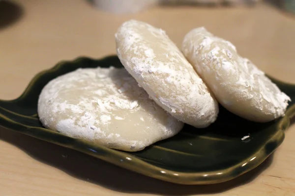 Trei Chifle Mochi Japonez Simplu Placă Neagră — Fotografie, imagine de stoc