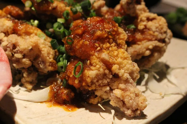 Koreański Smażony Kurczak Serwowany Japońskim Izakay — Zdjęcie stockowe