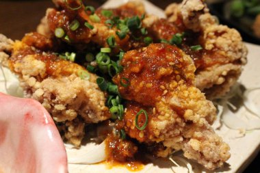 Japon restoranında servis edilen Kore usulü kızarmış tavuk.