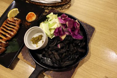 Kızarmış tavuk ve ızgara kalamar.