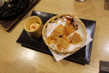 Kızarmış köpek balığı derisi Japon izakayasında servis ediliyor.