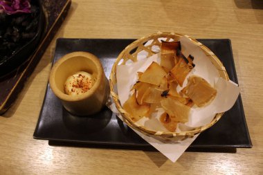 Kızarmış köpek balığı derisi Japon izakayasında servis ediliyor.