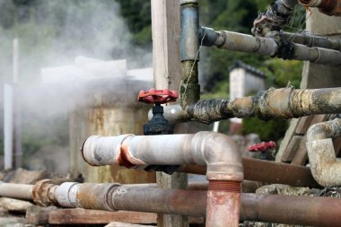 Buharlı boru ve su tesisatı Japonya 'daki kaplıcayla ya da onsen teknolojisiyle ilgili..