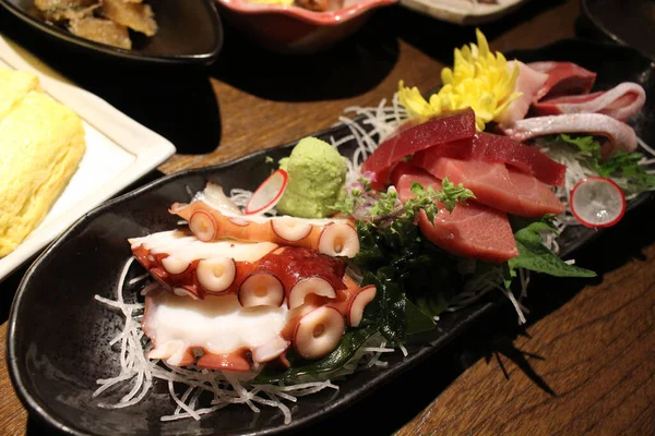 Prato Sashimi Cheio Peixe Polvo Wasabi Servido Izakaya Japonês — Fotografia de Stock