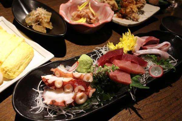 Japonské Sashimi Plněné Rybami Chobotnicí Podávané Izakaya — Stock fotografie