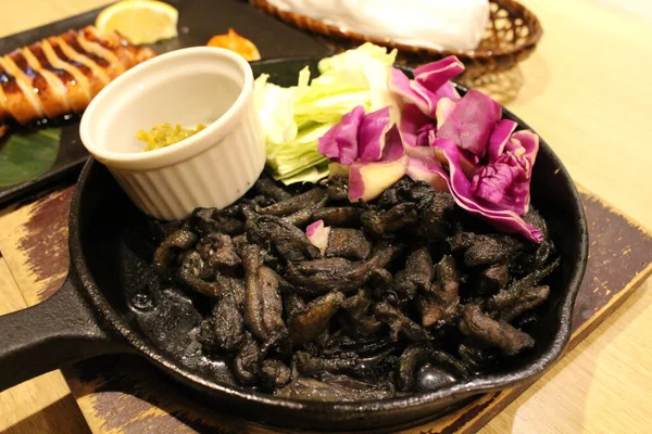 黑炭炸鸡 用黑盘在日本木瓜上吃 — 图库照片