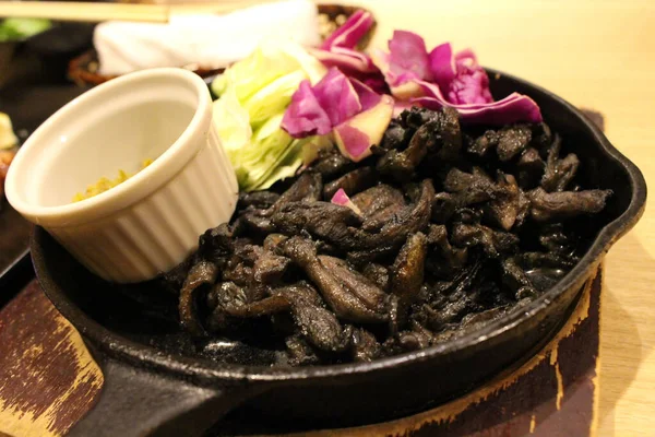 Frango Frito Carvão Preto Servido Izakaya Japonês Uma Placa Preta — Fotografia de Stock