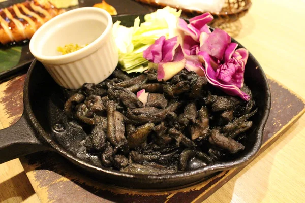 Frango Frito Carvão Preto Servido Izakaya Japonês Uma Placa Preta — Fotografia de Stock