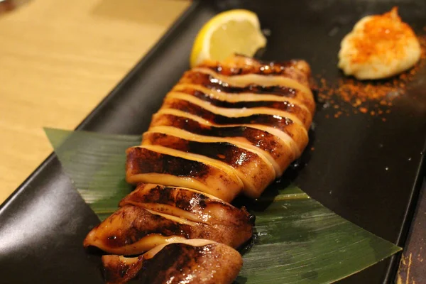 居酒屋で提供されるイカや魚や魚介類を焼き — ストック写真