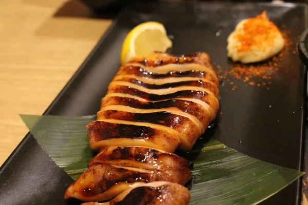 居酒屋で提供されるイカや魚や魚介類を焼き — ストック写真