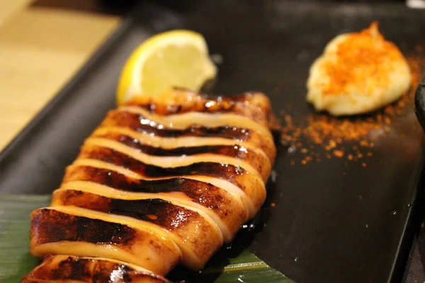 Nahaufnahme Von Gegrilltem Tintenfisch Oder Fisch Einem Japanischen Izakaya — Stockfoto