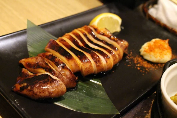 日本の居酒屋での焼きイカや魚料理の締め — ストック写真