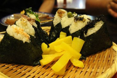 Japonya 'nın Nagasaki kentindeki Kaniya Honten restoranında bir tabak dolusu Onigiri ya da pirinç topu ve bira. Ağustos 2019 'da çekildi..