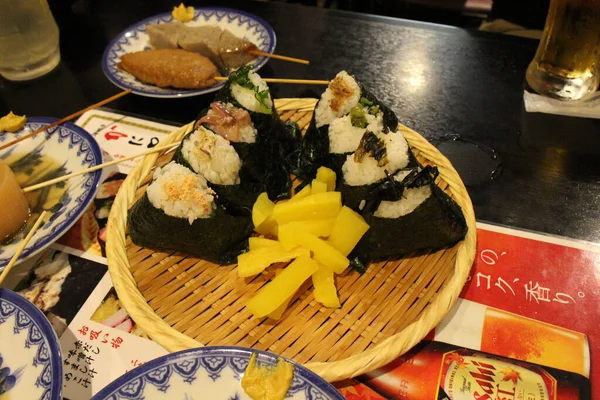 Onigiri Ρύζι Μπάλα Και Μπύρα Σερβίρεται Στο Εστιατόριο Kaniya Honten — Φωτογραφία Αρχείου
