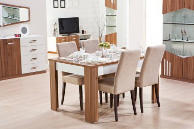 Oturma odasının içinde yemek masası var. 