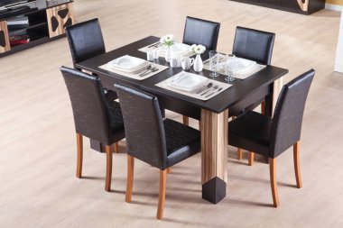 Oturma odasının içinde yemek masası var. 