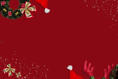 Noel kompozisyon, geyik boynuzları, ağaç dalı, kırmızı zemin üzerine parlak gliters