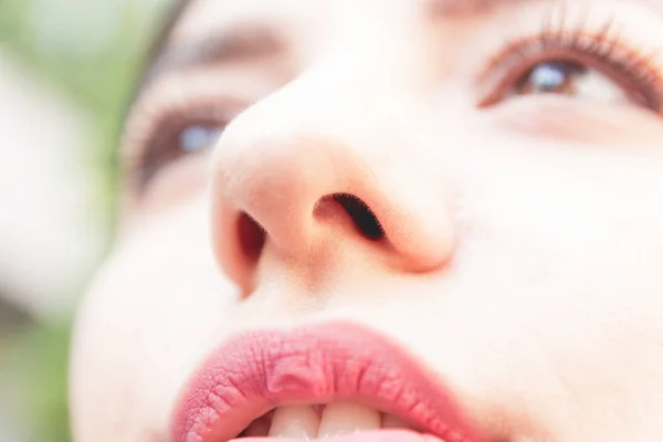 Primo piano di donna naso, occhi e labbra vista parziale . — Foto Stock