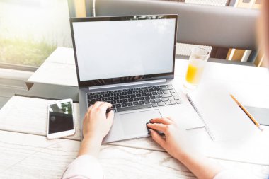İş, eğitim, insan ve teknoloji kavramı - Eller masanın üzerinde laptop, smarthphone ve portakal suyu üzerinde çalışan, yakın