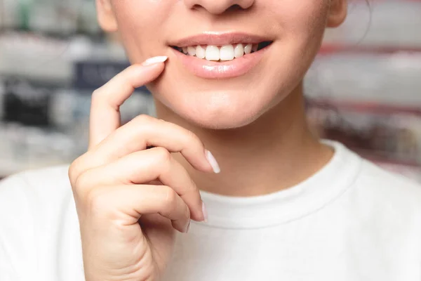 Ochrona wargi. Zbliżenie piękna młoda kobieta zdrowe usta. Model kobiece usta o gładkiej skórze doskonałe dotykając jej miękkie usta — Zdjęcie stockowe
