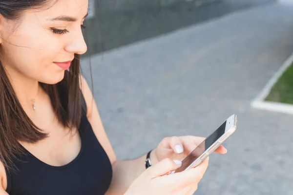 Primer plano de las manos utilizando el teléfono inteligente moderno, día soleado, la luz del sol, ella charlando con amigos en la red social — Foto de Stock