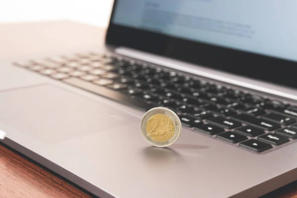 Eine Münze zwei Eurocent auf Laptoop. — Stockbild Eine Münze Eurocent auf Laptoop — Stockfoto