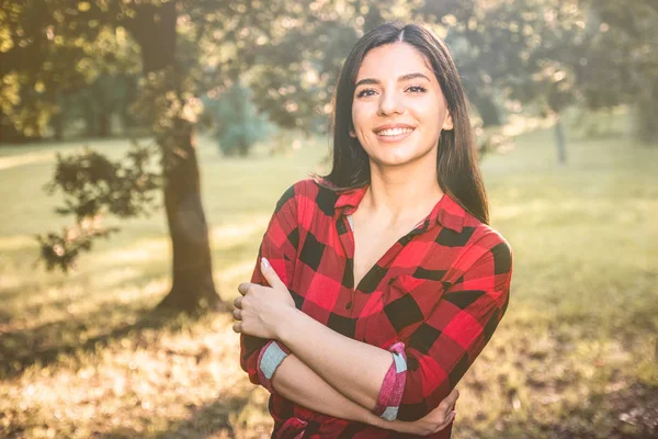 Joven agricultora con los brazos cruzados en el campo — Foto de Stock